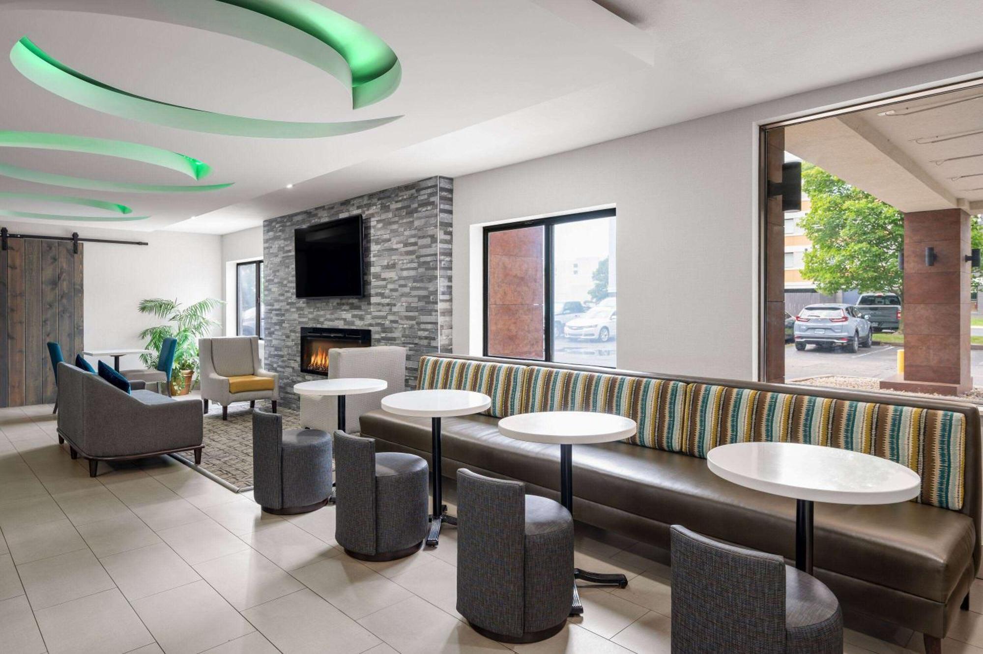 La Quinta Inn By Wyndham Indianapolis Airport Executive Dr Exterior foto